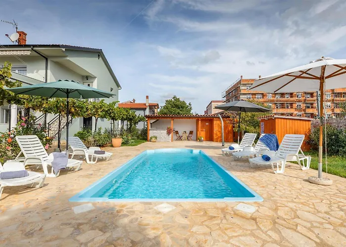 Gorgeous Apartment In Pula With Kitchen