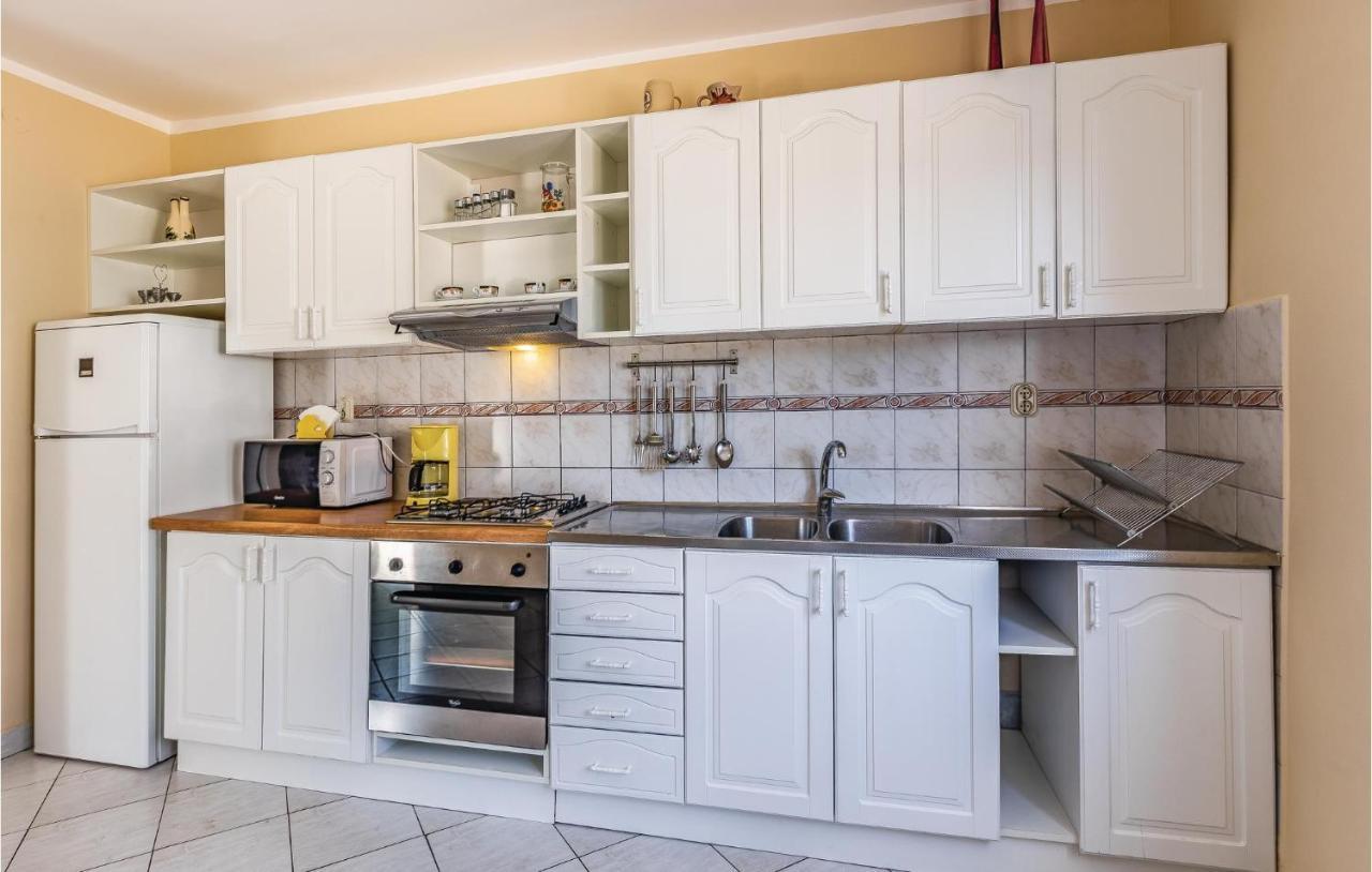 Apartment Gorgeous In With Kitchen Pula