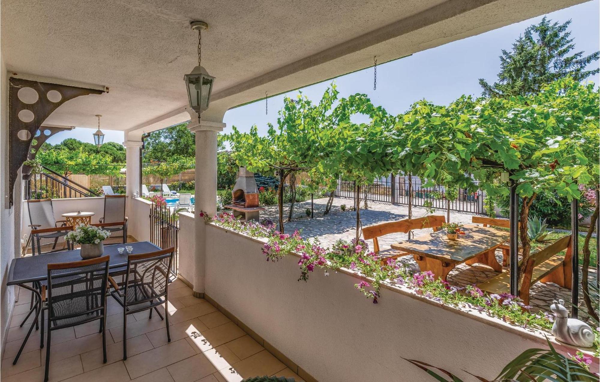 Gorgeous In With Kitchen Apartment *